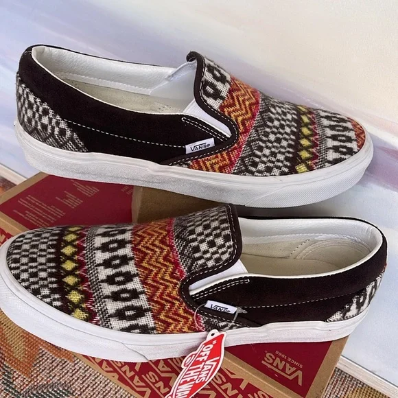 Vans WMNS Classic Slip-0n
Fair Isle Brown/Multi
VN0A5JMHBF0
Sneakers - Picture 10 of 16